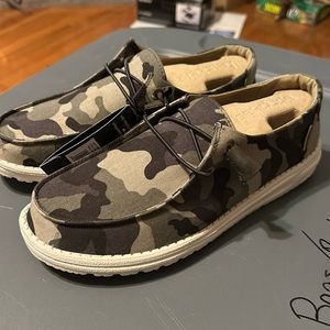 HEY DUDES NWT size 10